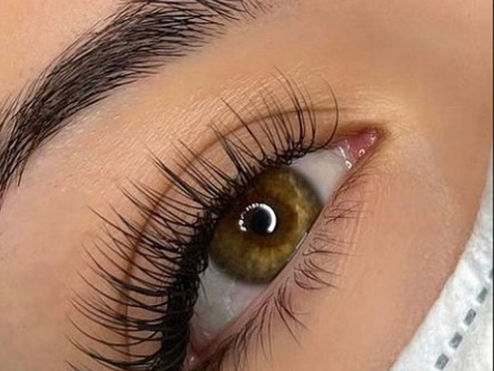 Wimpernverlängerung bei NOVA Beauty in Heidenheim – volle, natürliche Wimpern