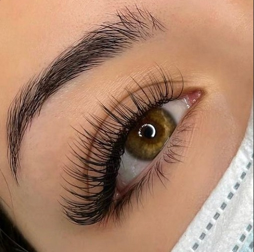 Wimpernverlängerung Ergebnis bei NOVA Beauty Heidenheim – natürlich und individuell